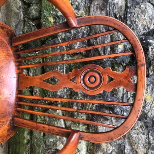 AN EARLY 19TH CENTURY YEW AND ELM DRAUGHT BACK WINDSOR CHAIR - ADDITIONAL PHOTO 4