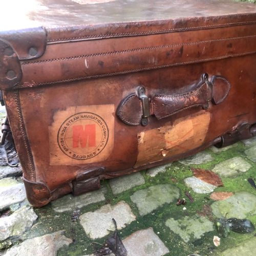 AN EARLY 20TH CENTURY LEATHER STEAMER TRUNK - ADDITIONAL PHOTO 3