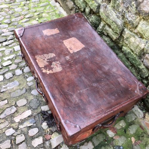AN EARLY 20TH CENTURY LEATHER STEAMER TRUNK - ADDITIONAL PHOTO 4