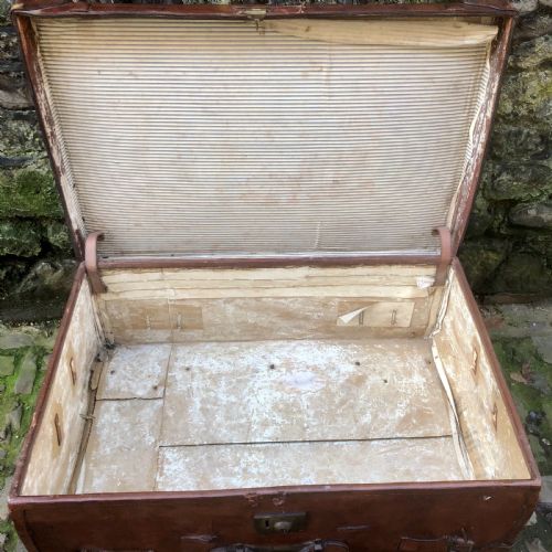 AN EARLY 20TH CENTURY LEATHER STEAMER TRUNK - ADDITIONAL PHOTO 6