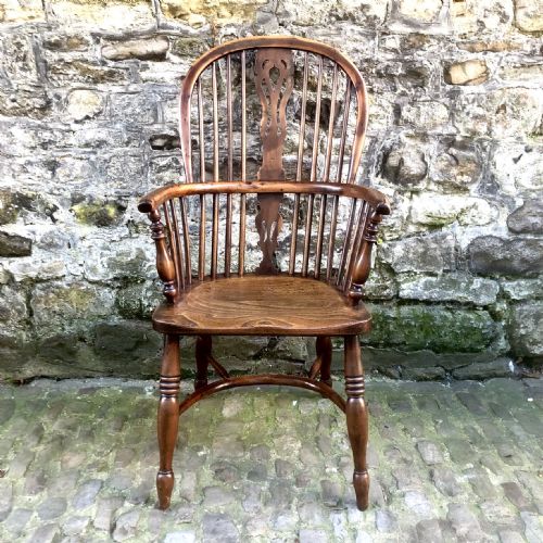 A MID VICTORIAN YEW WOOD WINDSOR CHAIR