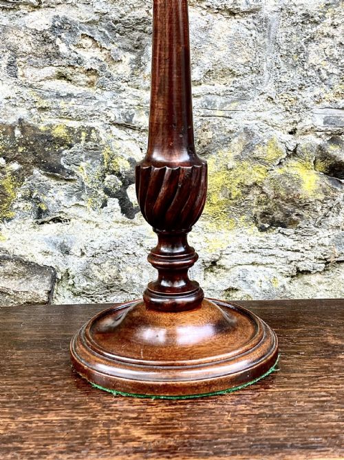 AN EDWARDIAN TURNED MAHOGANY TABLE LAMP - ADDITIONAL PHOTO 1