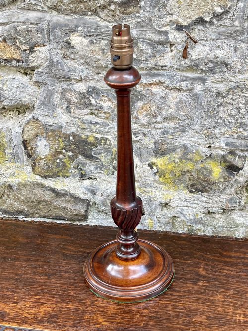 AN EDWARDIAN TURNED MAHOGANY TABLE LAMP - ADDITIONAL PHOTO 3