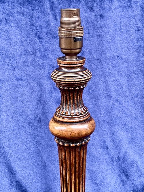 AN EDWARDIAN WALNUT TABLE LAMP - ADDITIONAL PHOTO 1