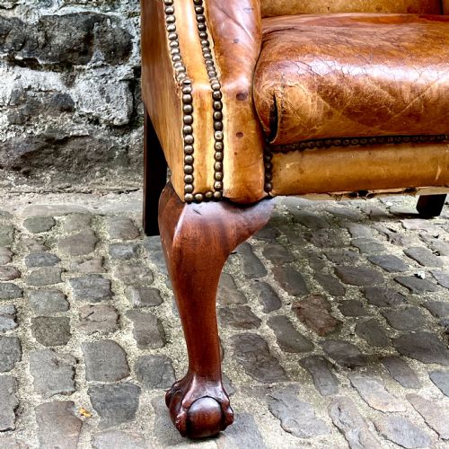 A LATE VICTORIAN LEATHER WING ARMCHAIR - ADDITIONAL PHOTO 5