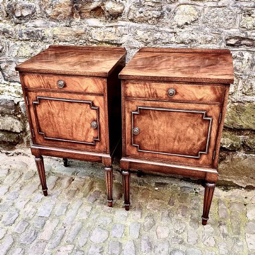 A PAIR OF MAHOGANY BEDSIDE TABLES - ADDITIONAL PHOTO 1