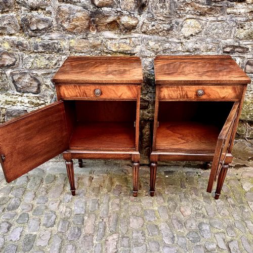 A PAIR OF MAHOGANY BEDSIDE TABLES - ADDITIONAL PHOTO 2