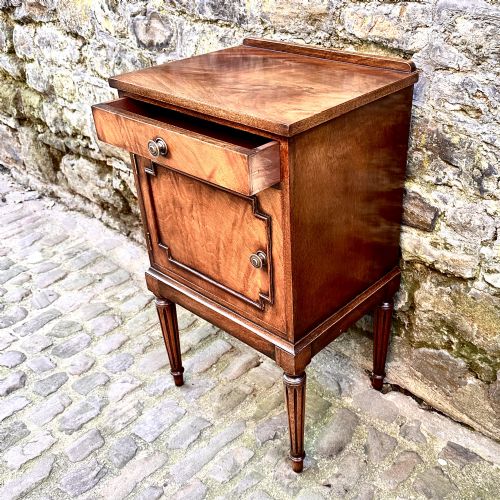 A PAIR OF MAHOGANY BEDSIDE TABLES - ADDITIONAL PHOTO 3