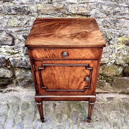 A PAIR OF MAHOGANY BEDSIDE TABLES - ADDITIONAL PHOTO 4
