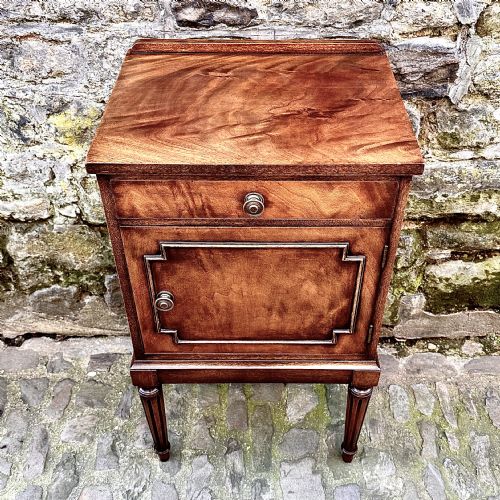 A PAIR OF MAHOGANY BEDSIDE TABLES - ADDITIONAL PHOTO 5