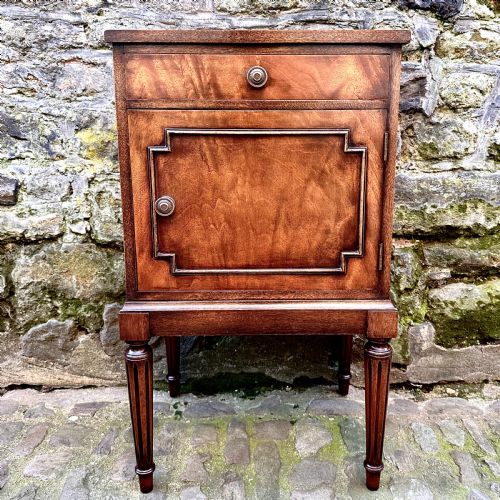 A PAIR OF MAHOGANY BEDSIDE TABLES - ADDITIONAL PHOTO 6