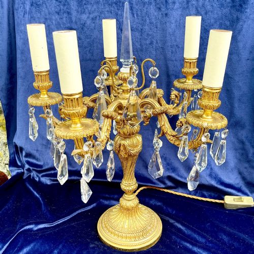 AN EARLY 20TH CENTURY GILT BRASS CANDELABRUM TABLE LAMP - ADDITIONAL PHOTO 1