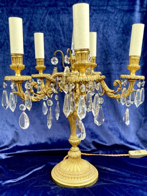 AN EARLY 20TH CENTURY GILT BRASS CANDELABRUM TABLE LAMP - ADDITIONAL PHOTO 3