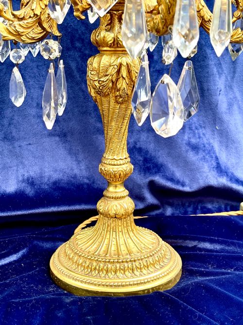 AN EARLY 20TH CENTURY GILT BRASS CANDELABRUM TABLE LAMP - ADDITIONAL PHOTO 4