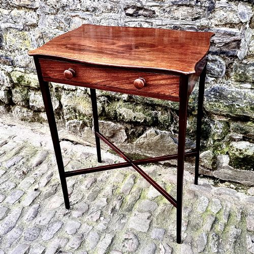 A GEORGE III MAHOGANY SERPENTINE LAMP TABLE - ADDITIONAL PHOTO 1