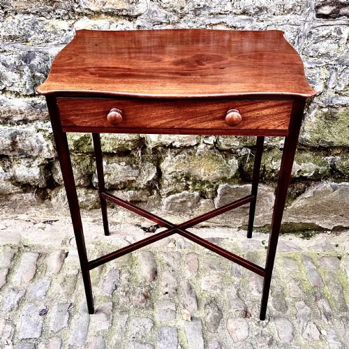 A GEORGE III MAHOGANY SERPENTINE LAMP TABLE - ADDITIONAL PHOTO 3
