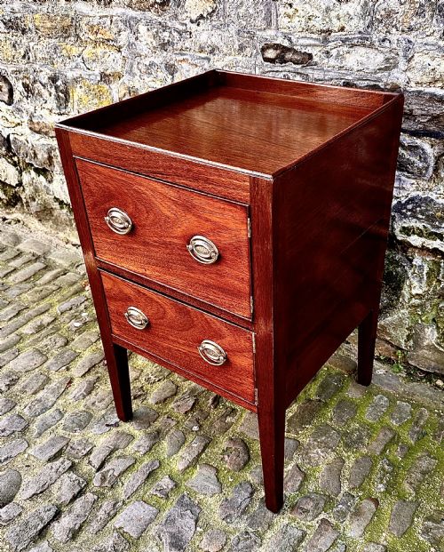 A GEORGE III MAHOGANY NIGHTSTAND - ADDITIONAL PHOTO 2