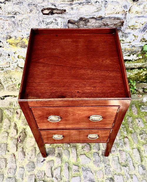 A GEORGE III MAHOGANY NIGHTSTAND - ADDITIONAL PHOTO 3