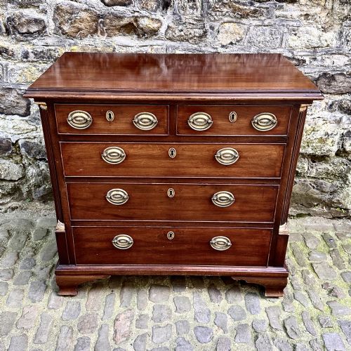 A SMALL GEORGE III MAHOGANY CHEST OF DRAWERS - ADDITIONAL PHOTO 1