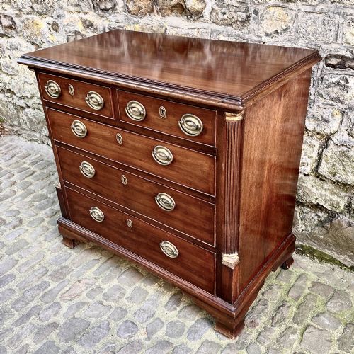 A SMALL GEORGE III MAHOGANY CHEST OF DRAWERS - ADDITIONAL PHOTO 2