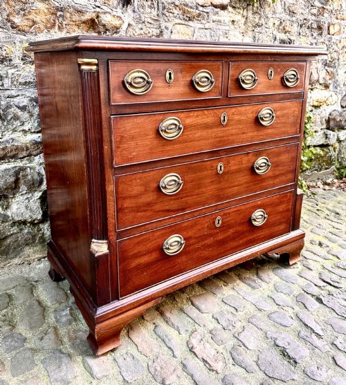 A SMALL GEORGE III MAHOGANY CHEST OF DRAWERS - ADDITIONAL PHOTO 4