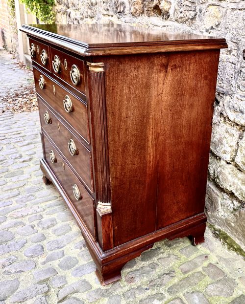 A SMALL GEORGE III MAHOGANY CHEST OF DRAWERS - ADDITIONAL PHOTO 6