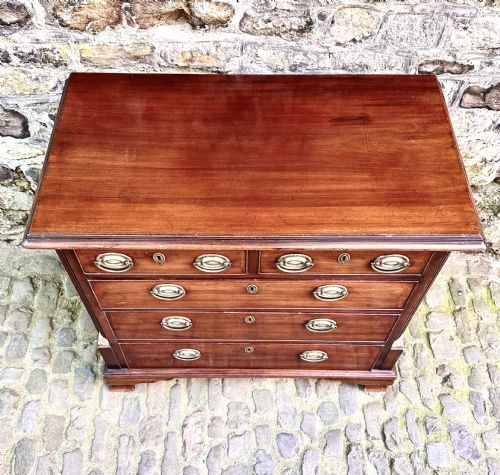 A SMALL GEORGE III MAHOGANY CHEST OF DRAWERS - ADDITIONAL PHOTO 7