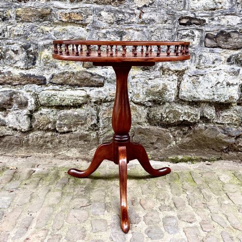 A LATE VICTORIAN ROSEWOOD GALLERY WINE TABLE - ADDITIONAL PHOTO 5