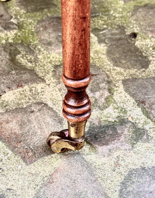 A PAIR OF EDWARDIAN YEW WOOD TWO TIER SIDE TABLES - ADDITIONAL PHOTO 4