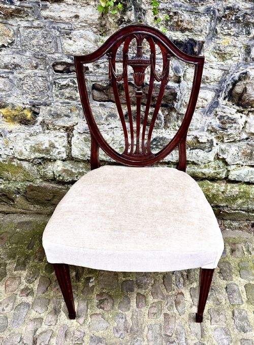 A SET OF FOUR GEORGE III SHIELD BACK DINING CHAIRS - ADDITIONAL PHOTO 2