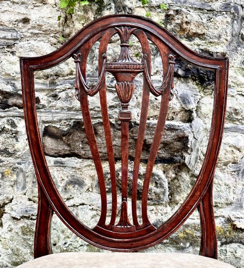 A SET OF FOUR GEORGE III SHIELD BACK DINING CHAIRS - ADDITIONAL PHOTO 3