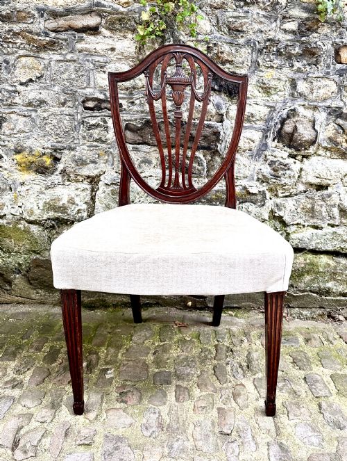 A SET OF FOUR GEORGE III SHIELD BACK DINING CHAIRS - ADDITIONAL PHOTO 4
