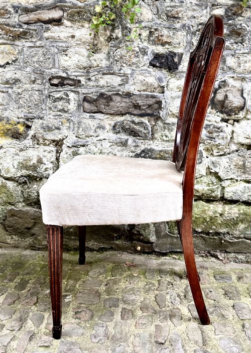 A SET OF FOUR GEORGE III SHIELD BACK DINING CHAIRS - ADDITIONAL PHOTO 6