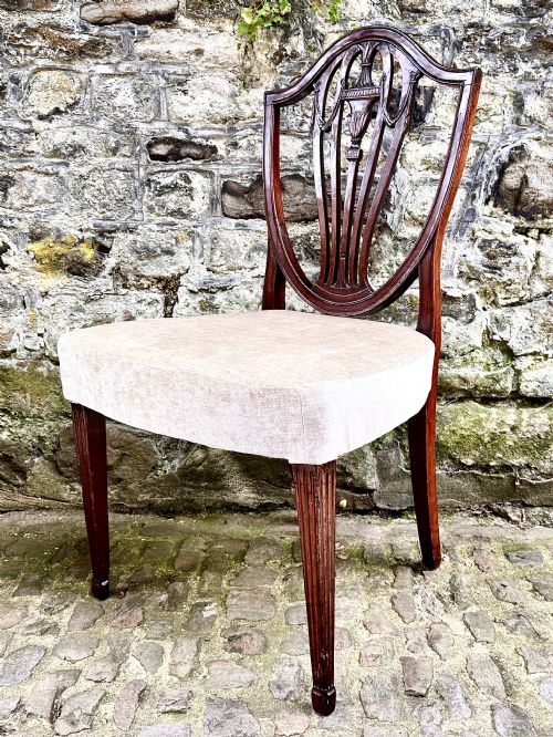A SET OF FOUR GEORGE III SHIELD BACK DINING CHAIRS - ADDITIONAL PHOTO 7