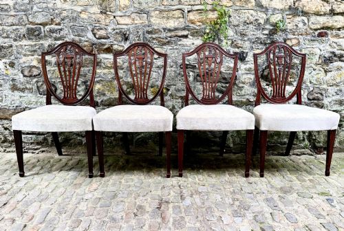 A SET OF FOUR GEORGE III SHIELD BACK DINING CHAIRS - ADDITIONAL PHOTO 9