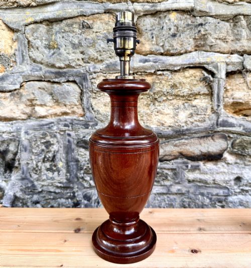A PAIR OF EDWARDIAN TURNED WALNUT BEDSIDE TABLE LAMPS - ADDITIONAL PHOTO 1