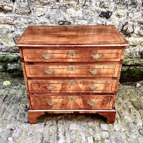 a george ii walnut chest of drawers - CATEGORY: ANTIQUE CHEST OF DRAWERS - DATED GEORGIAN