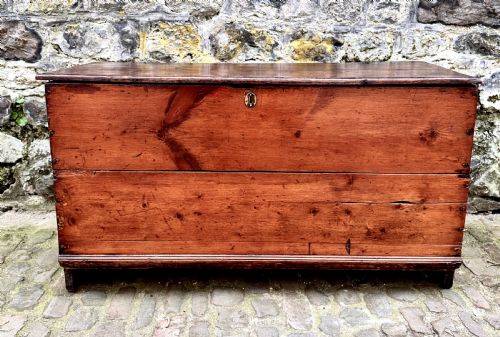 A GEORGIAN OAK AND PINE COFFER - ADDITIONAL PHOTO 2
