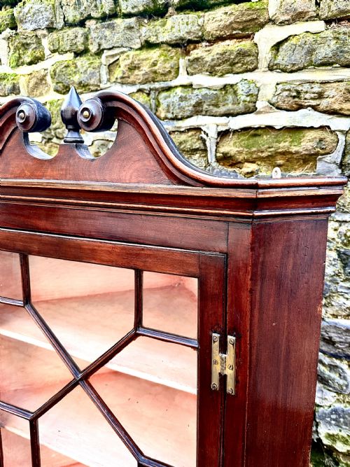 A GEORGE III MAHOGANY CORNER CUPBOARD - ADDITIONAL PHOTO 1