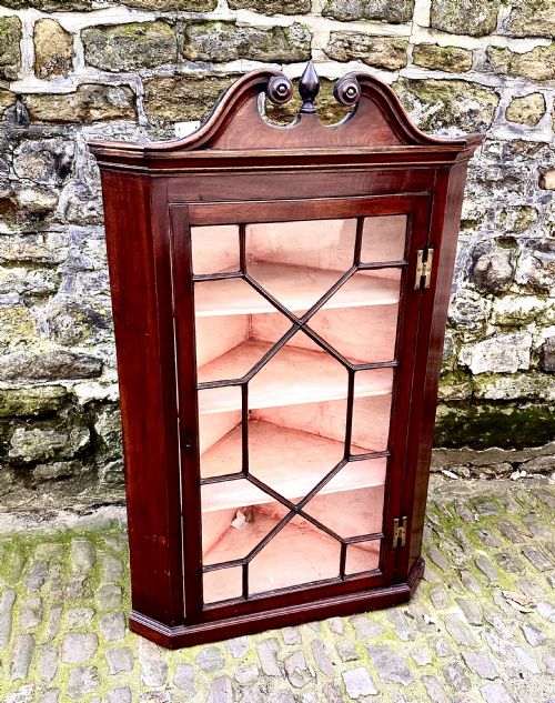 A GEORGE III MAHOGANY CORNER CUPBOARD - ADDITIONAL PHOTO 2