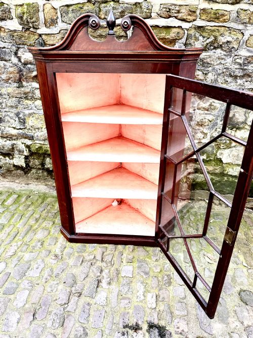 A GEORGE III MAHOGANY CORNER CUPBOARD - ADDITIONAL PHOTO 3