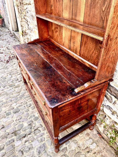 A GEORGE III OAK AND CHESTNUT DRESSER - ADDITIONAL PHOTO 6