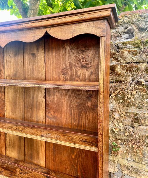 A GEORGE III OAK AND CHESTNUT DRESSER - ADDITIONAL PHOTO 7