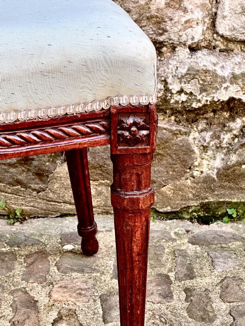 A SET OF FOUR GEORGE III MAHOGANY DINING CHAIRS - ADDITIONAL PHOTO 3
