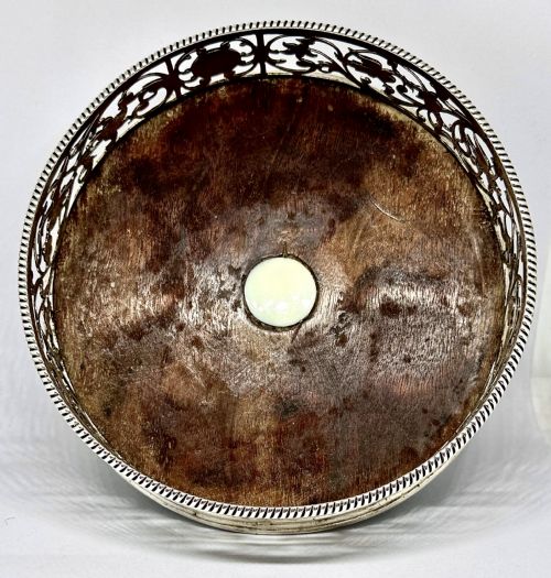 A FINE GEORGE III SILVER WINE COASTER - ADDITIONAL PHOTO 1
