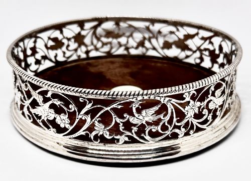A FINE GEORGE III SILVER WINE COASTER - ADDITIONAL PHOTO 3
