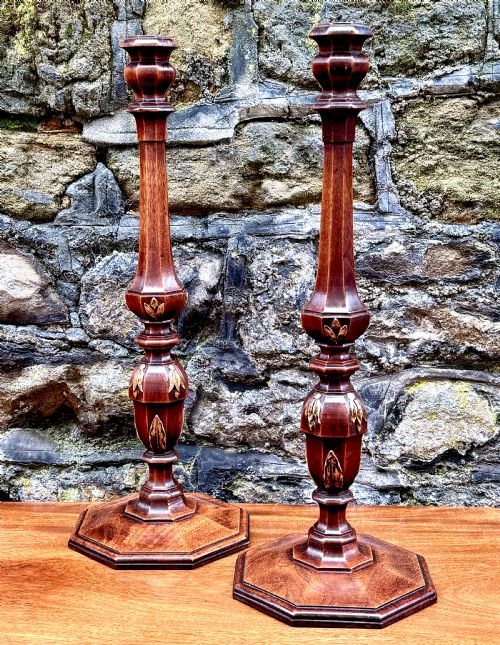 A PAIR OF ADAM STYLE MAHOGANY CANDLESTICKS - ADDITIONAL PHOTO 2