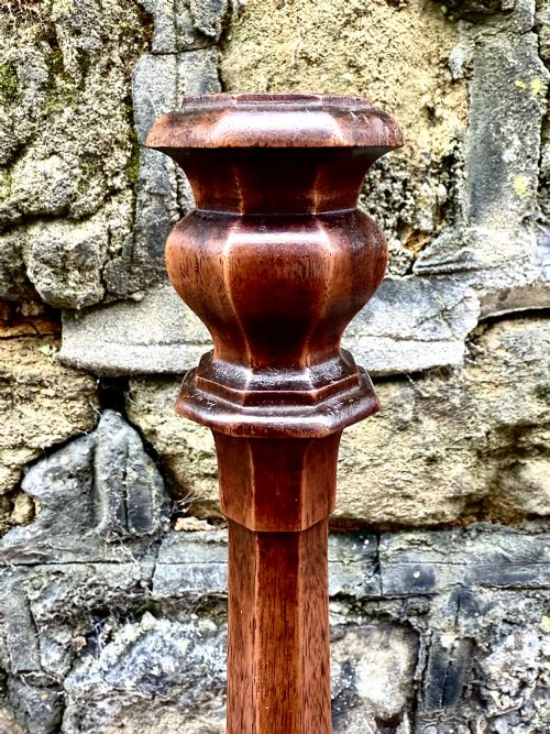 A PAIR OF ADAM STYLE MAHOGANY CANDLESTICKS - ADDITIONAL PHOTO 5