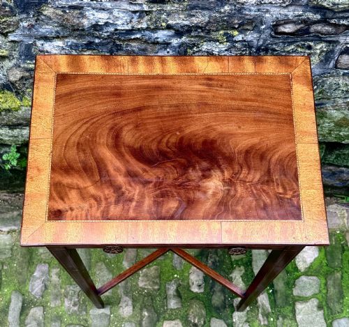 A SMALL GEORGE III MAHOGANY SIDE TABLE - ADDITIONAL PHOTO 5