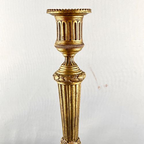 A PAIR OF LOUIS XVI STYLE GILT BRONZE CANDLESTICKS - ADDITIONAL PHOTO 4